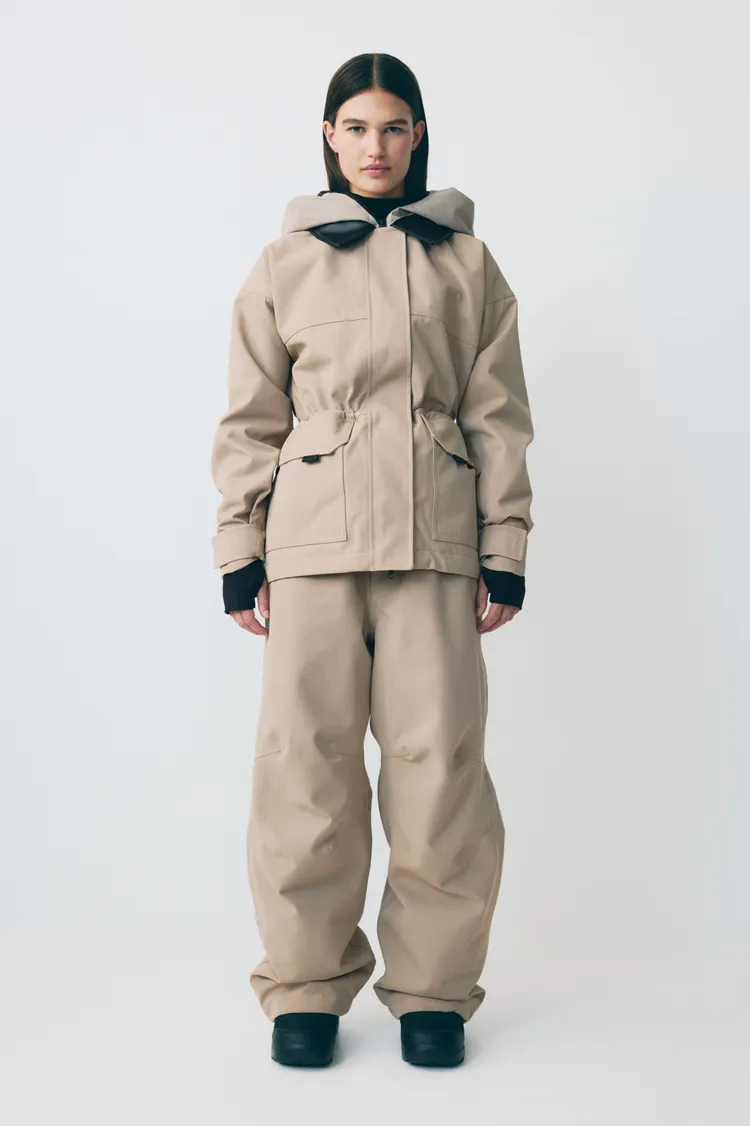 H&M Move推出靈感源自工裝的滑雪套裝，兼顧造型感與實用性。品牌提供