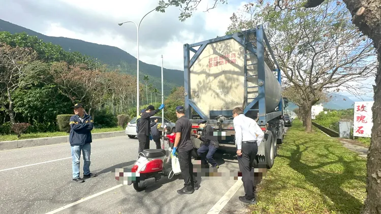 台9线新城路段发生机车撞上油罐车交通事故。民众提供