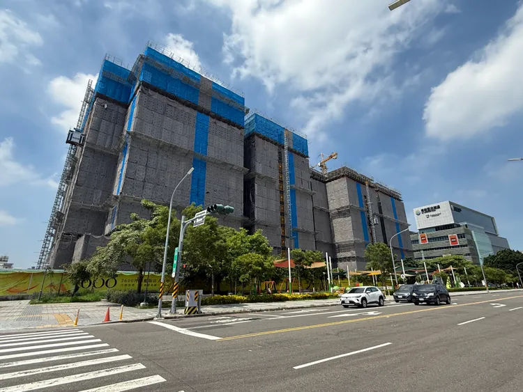 「南紡購物中心」，出現大量預售屋成交單價5-6字頭，未來地價可能持續飆高。葉家銘攝
