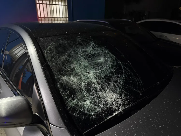 蔡姓民眾的車輛被陳男持槍托敲碎，令蔡及車內的女兒飽受驚嚇。民眾提供