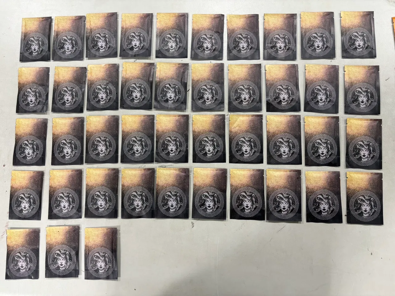 警方起获陈男持有的大量毒品咖啡包。民众提供