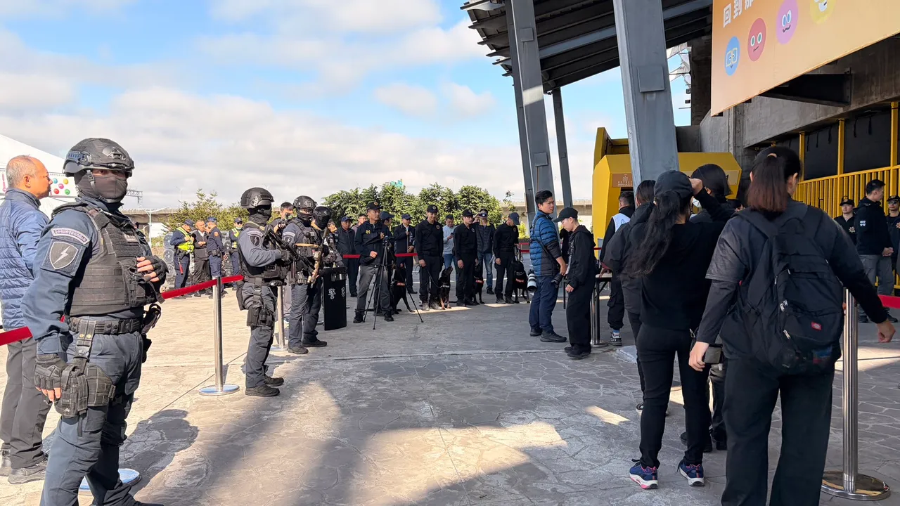 五月天演唱会前，台中市警方在洲际棒球场举行安全演练。警方提供