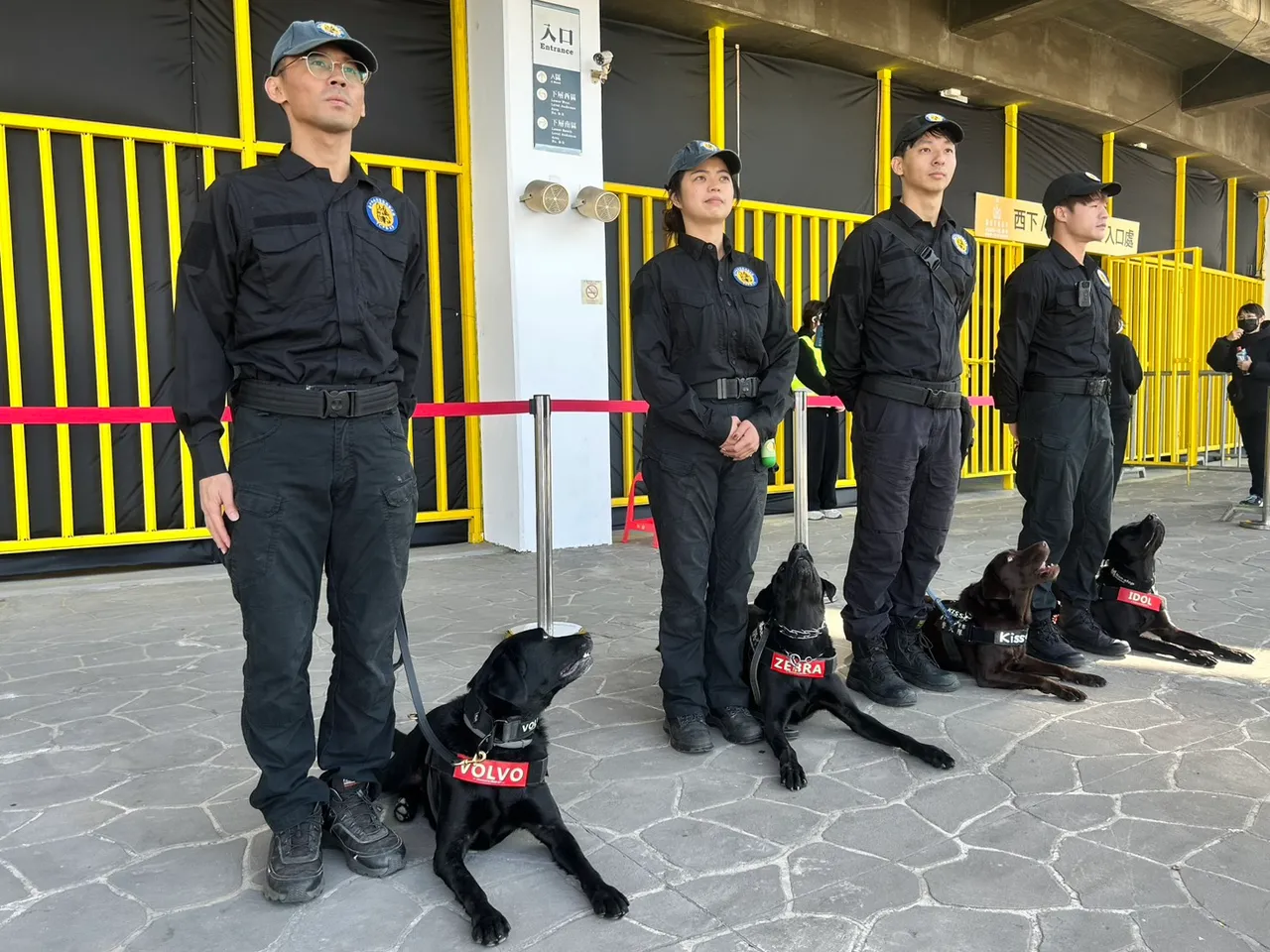 台中市警局出动侦爆犬。警方提供