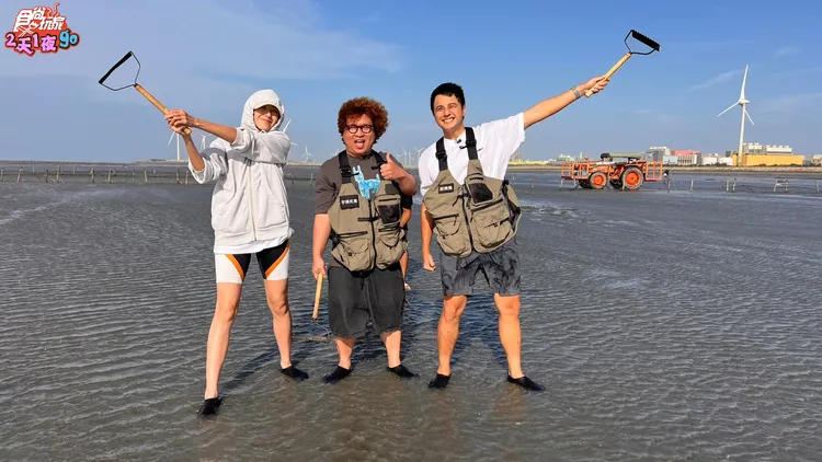 楊晴（左起）納豆、曾子余在海灘挖掘大海蛤。TVBS提供