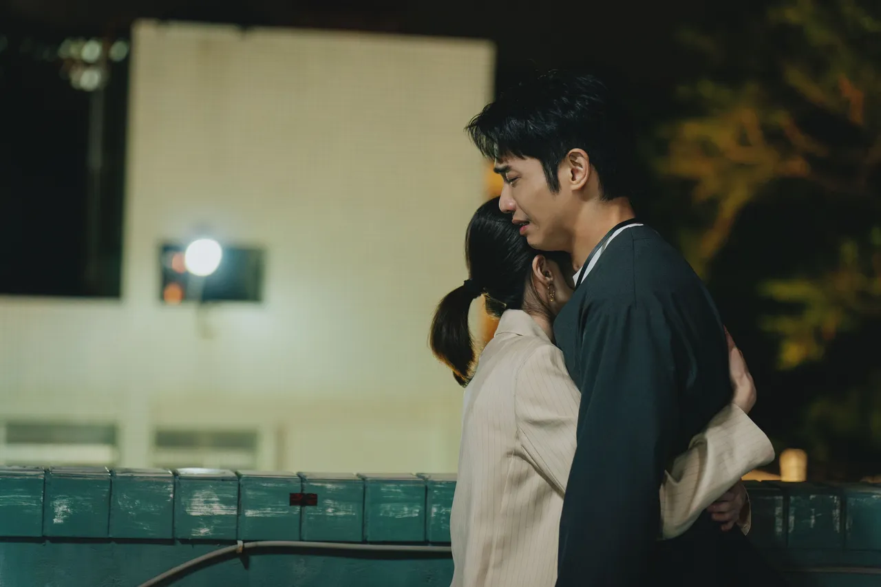 詹子萱與劉以豪在台中頂樓拍攝情緒重場戲。愛奇藝國際版、壹壹影業提供