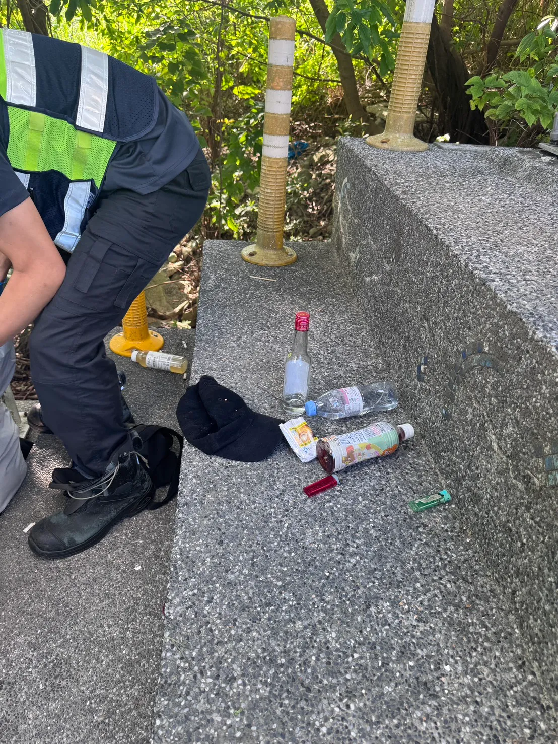 现场有遗留高粱酒瓶。翻摄画面