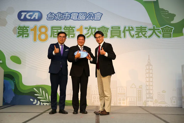 數發部林宜敬部長及環境部彭啟明部長蒞會致詞並代表致贈彭理事長感謝瓷盤。TCA提供