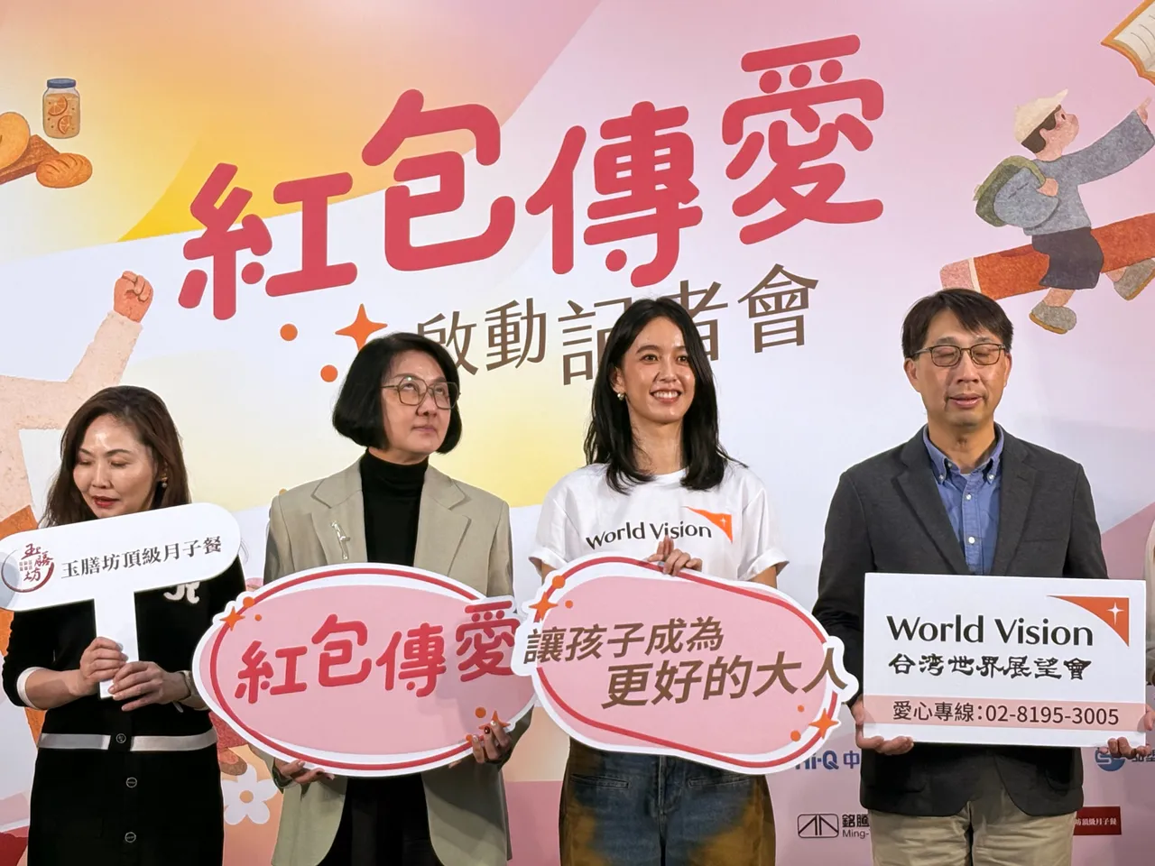 陈庭妮（右二）分享与案友的互动。王思颖摄