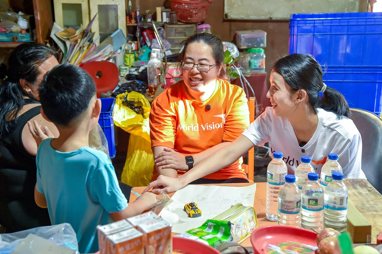 陈庭妮走访脆弱案家，希望民众齐聚爱心，让孩子好好长大。台湾世界展望会提供