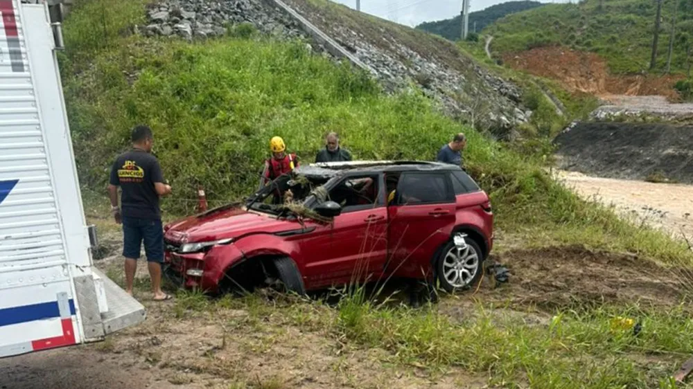 救援隊找到馬肯迪的車輛時，他們一家三口都已經喪命。翻攝自《Banda B》