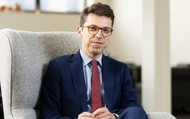 在家被枪杀的麻省理工学院核子物理学教授，曾与凶嫌是大学同窗。翻摄自X @MarioNawfal