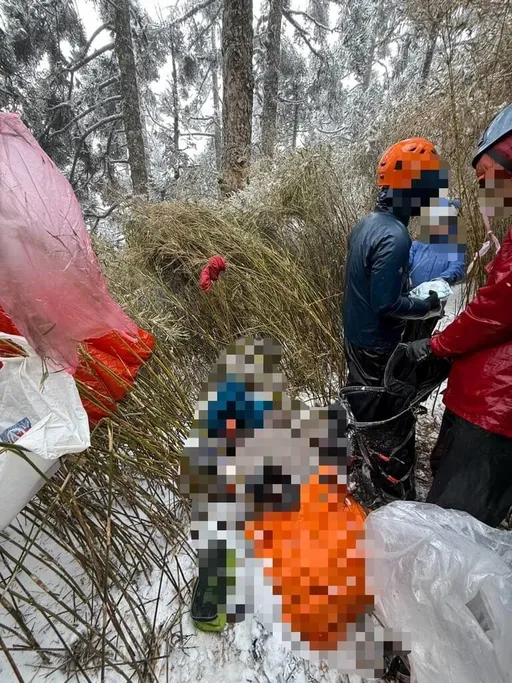 雪霸登山客失温罹难　直升机无法吊挂遗体！山友断粮撤退