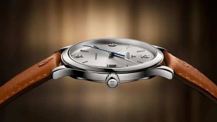 積家Master Control Classic大師系列腕錶，36mm，精鋼錶殼，銀色太陽放射狀飾紋錶盤，棕色鴕鳥皮錶帶，899型自動上鏈機械機芯 ，動力儲存70小時 ，防水深度50米，限量500只，27萬2000元。品牌提供