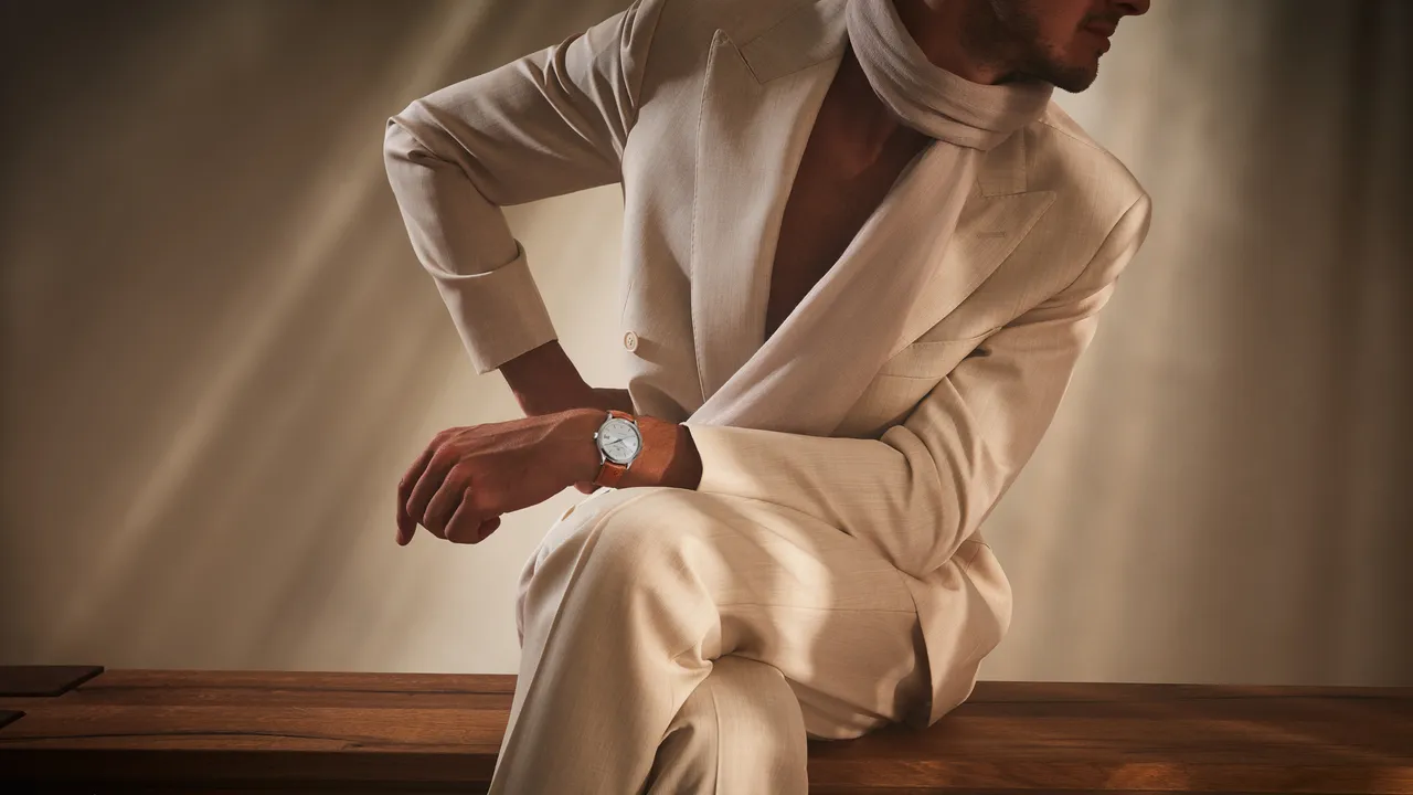 積家Master Control Classic大師系列腕錶，36mm，精鋼錶殼，銀色太陽放射狀飾紋錶盤，棕色鴕鳥皮錶帶，899型自動上鏈機械機芯 ，動力儲存70小時 ，防水深度50米，限量500只，27萬2000元。品牌提供