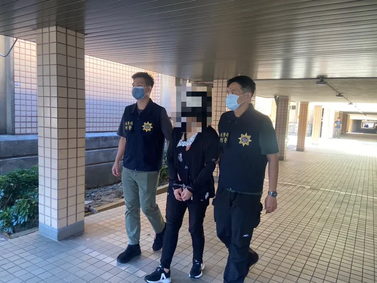 吳女移送。航警局提供