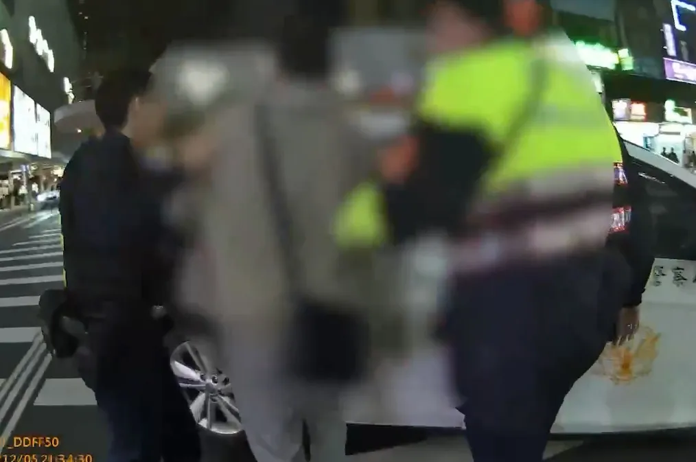 简男被警方带回。翻摄画面