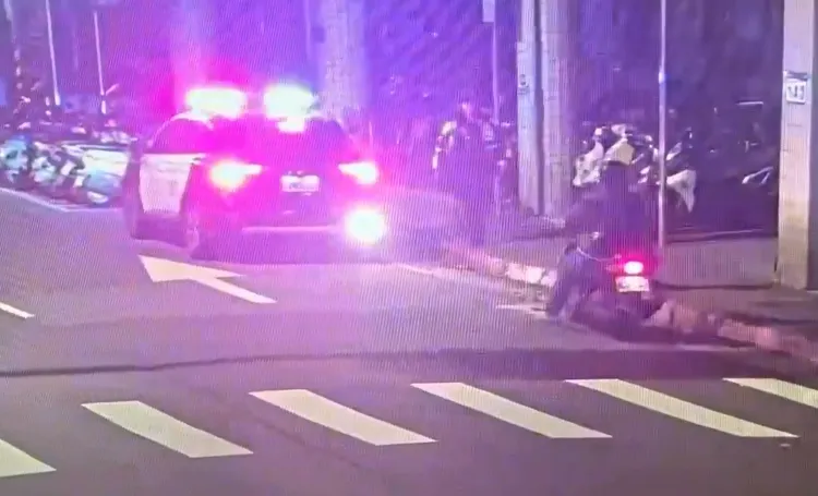 江男见到警方就停下反而相当可疑。翻摄画面