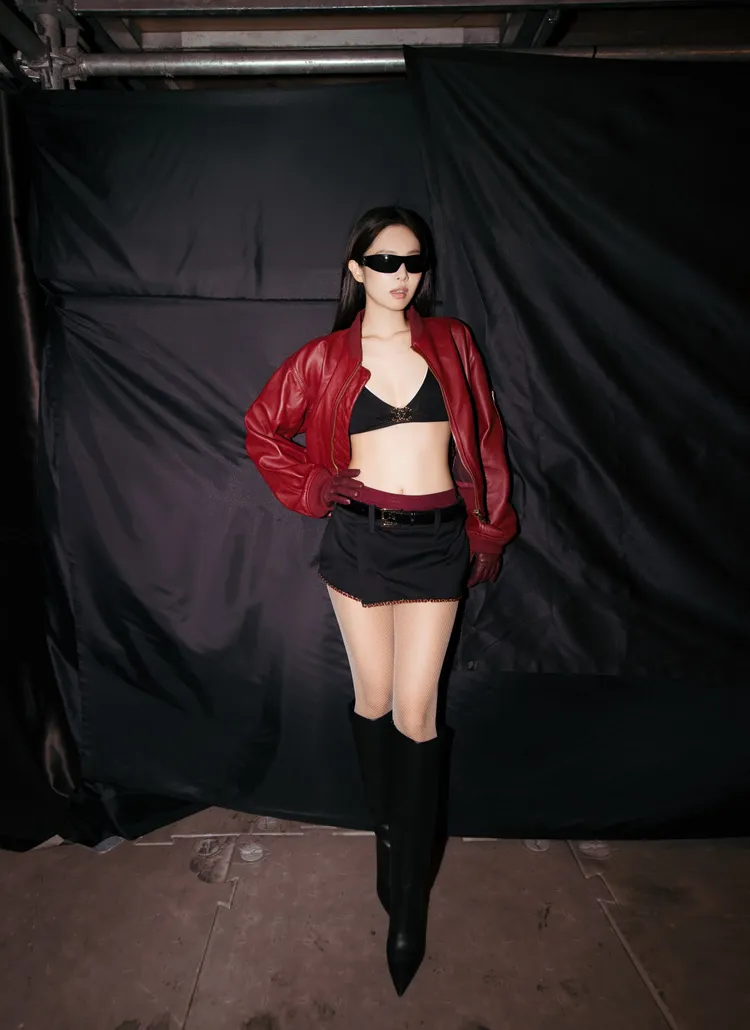 Jennie在新加坡的演唱會上，當起火辣香奈兒女郎。品牌提供