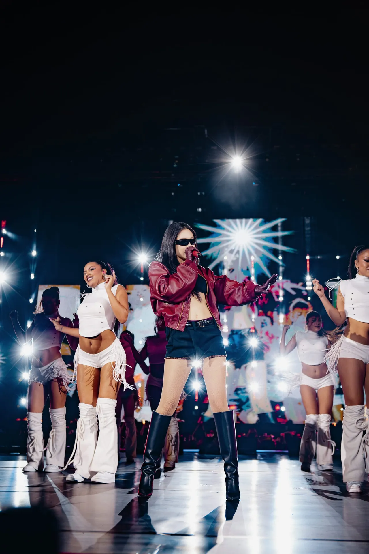 Jennie在新加坡的演唱會上，當起火辣香奈兒女郎。品牌提供