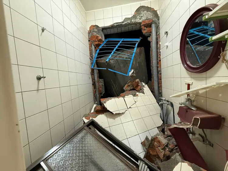 新店碧瑶、锦秀社区抢灾工程未凝固的混凝土浆体溢流，冲破邻近民房砖造外墙至屋内，住户吓一大跳。翻摄自黄心华脸书