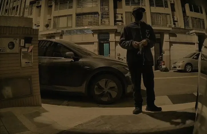 李嫌犯案前會先戴上手套。江和樹提供