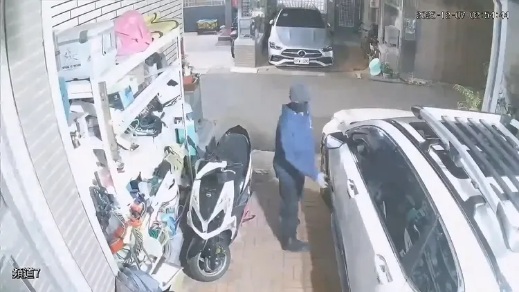 李姓竊賊開啟未上鎖的車門，進入車內搜刮財物，過程全被監視器拍下。江和樹提供