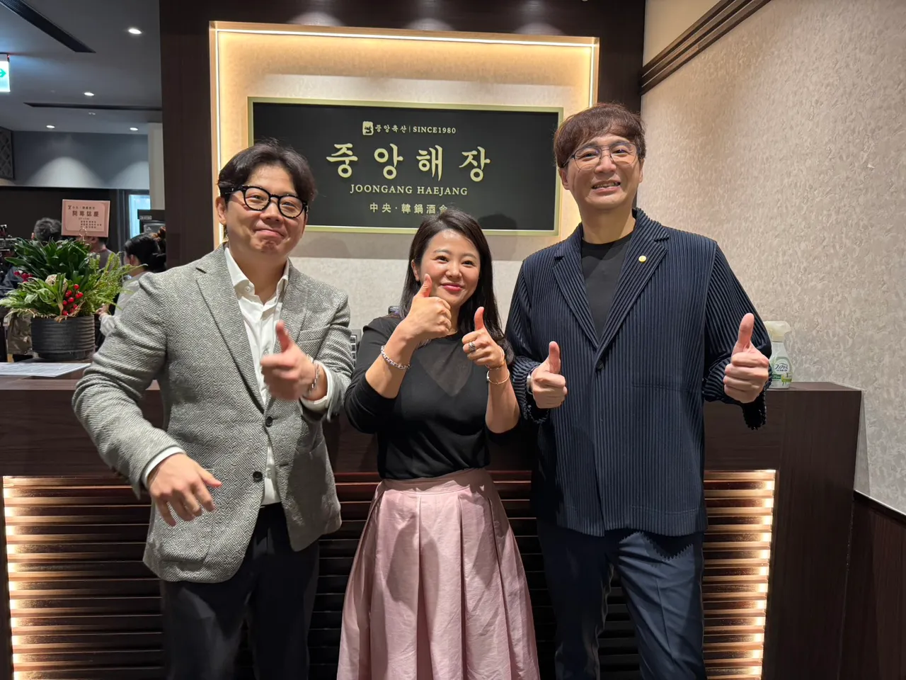 筑间首度代理海外品牌中央韩锅酒舍，图右为董事长林楷杰，左一为韩国共同代表李映虎及韩国共同代表李映京（中）。业者提供