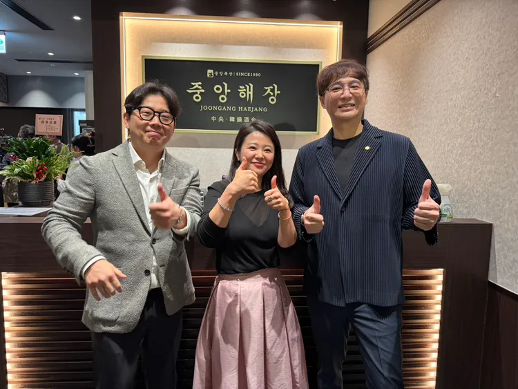 築間首度代理海外品牌中央韓鍋酒舍，圖右為董事長林楷傑，左一為韓國共同代表李映虎及韓國共同代表李映京（中）。業者提供