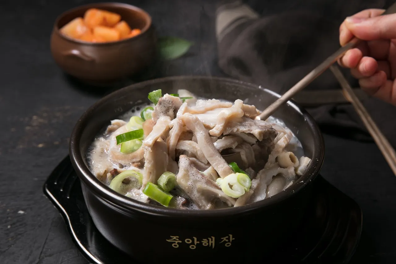 雪浓汤系列「牛内脏汤」以浓白汤底为核心，骨香与内脏鲜味层层堆叠，口感干净圆滑、不厚不腻。业者提供