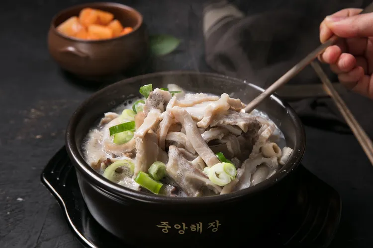 雪濃湯系列「牛內臟湯」以濃白湯底為核心，骨香與內臟鮮味層層堆疊，口感乾淨圓滑、不厚不膩。業者提供