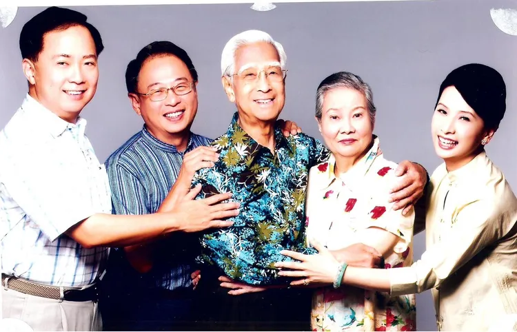 葉樹姍（右一）手上的玉鐲，就是母親（右二）送給她的禮物。翻攝《葉樹姍 Fan Club》粉專