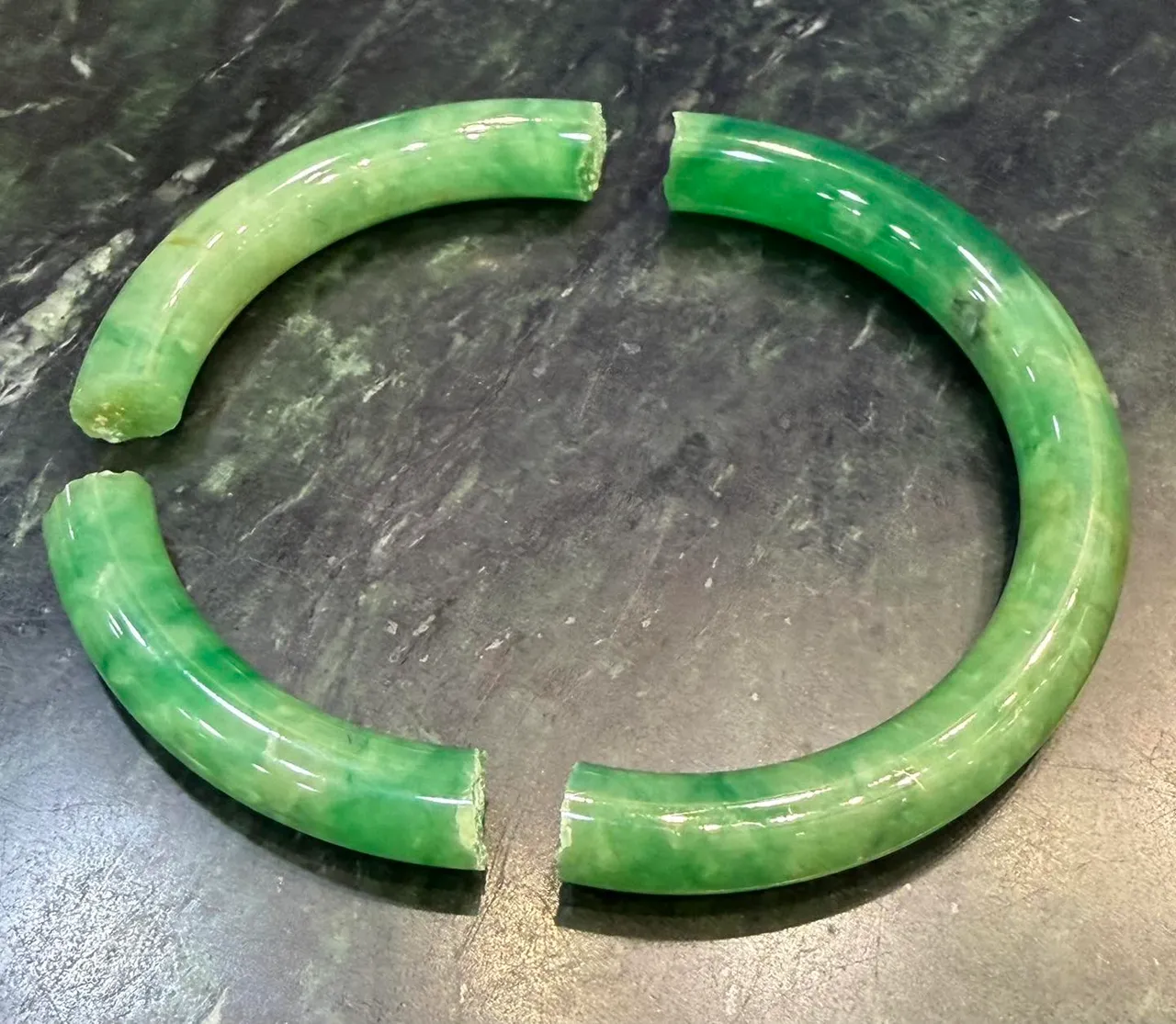 叶树姗日前摔跤，手上的玉镯断成三截。翻摄《叶树姗 Fan Club》粉专