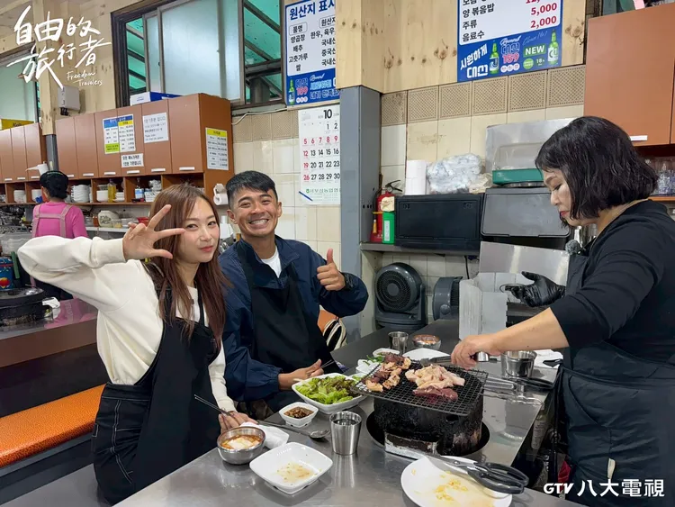 融融（中）與搭檔咪蕾（左）大啖美味烤腸。。八大提供