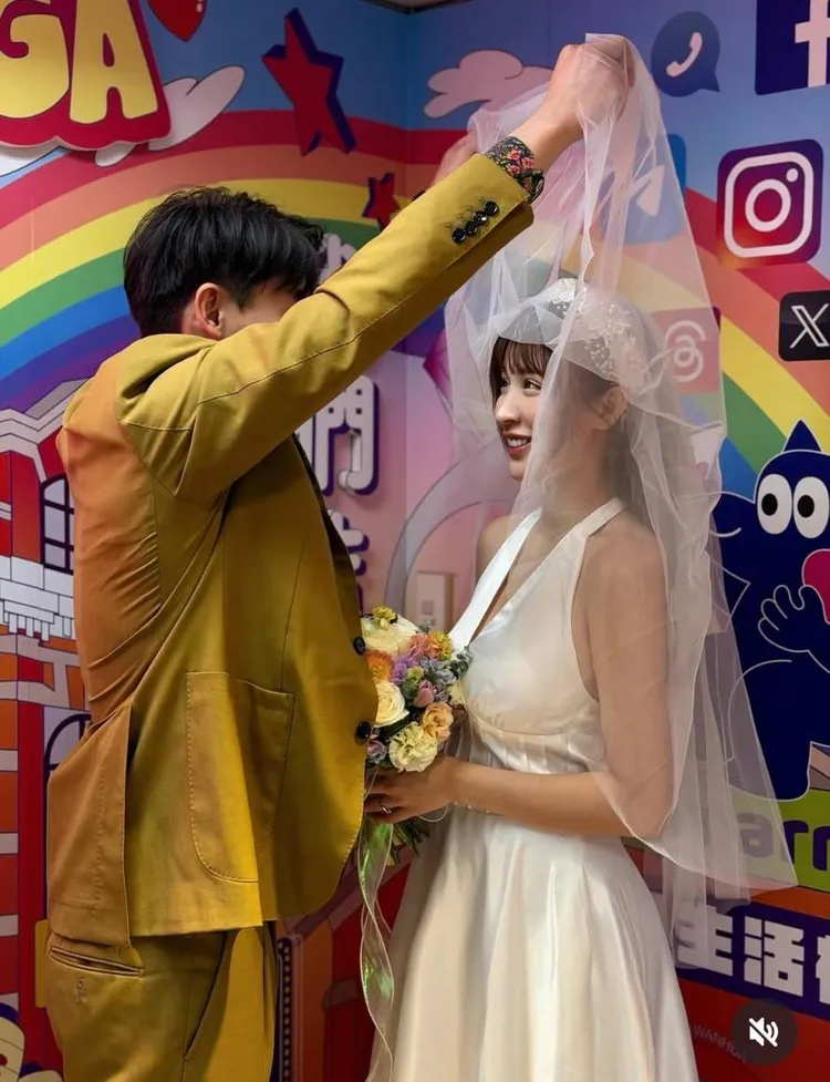 陳晨威（左）掀起啾啾的頭紗，她幸福的望著另一半。翻攝啾啾IG