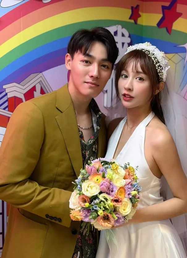 陈晨威（左）和啾啾登记，2人洋溢著甜蜜的笑容。翻摄啾啾IG