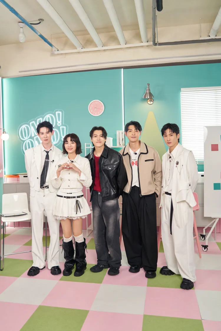 夏和熙（左起）、木木、毛弟、連晨翔、阿本等一起錄影。快電商提供