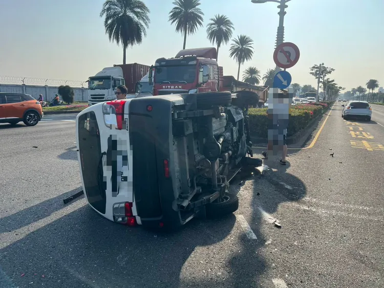 廂型車綠燈直行，卻被闖紅燈轎車撞翻，駕駛相當無奈。翻攝照片