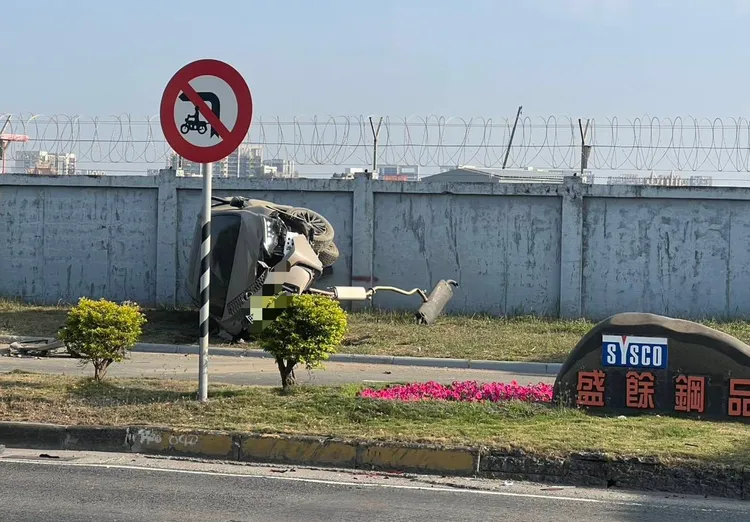 郭女疑似闯红灯酿祸，造成3车连撞，两车翻覆，她自己也受伤送医。民众提供