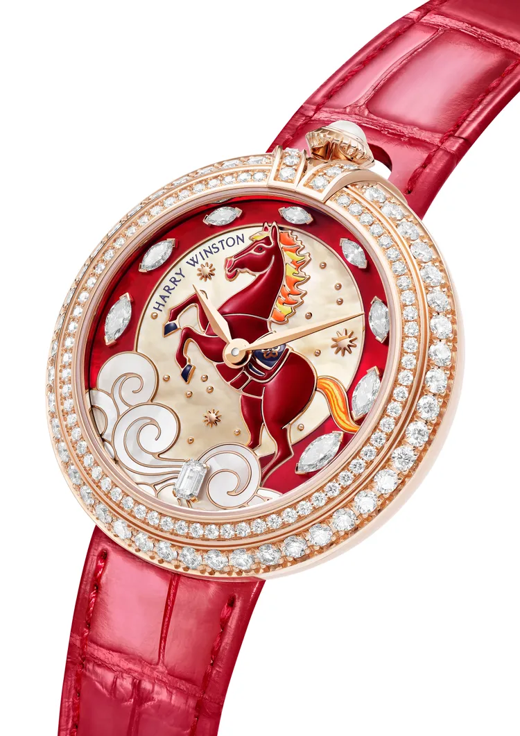 海瑞溫斯頓Moments系列2026馬年限定腕錶，36mm，18K玫瑰金錶殼，紅色與金色珍珠母貝錶盤（金色金屬漆面元素），紅色鱷魚皮錶帶，自動上鍊機芯，防水深度30米，限量發行8只。品牌提供