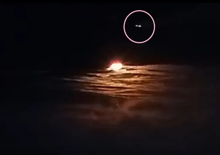 民眾調閱永安漁港即時影像，發現自22時48分起，海面與天空交界處陸續出現發光現象，直到接近地震發生前仍持續可見。翻攝自永安漁港即時影像