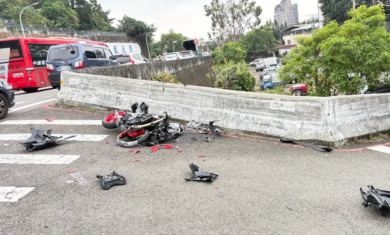 事故現場滿是重機碎裂的車殼及零件。民眾提供