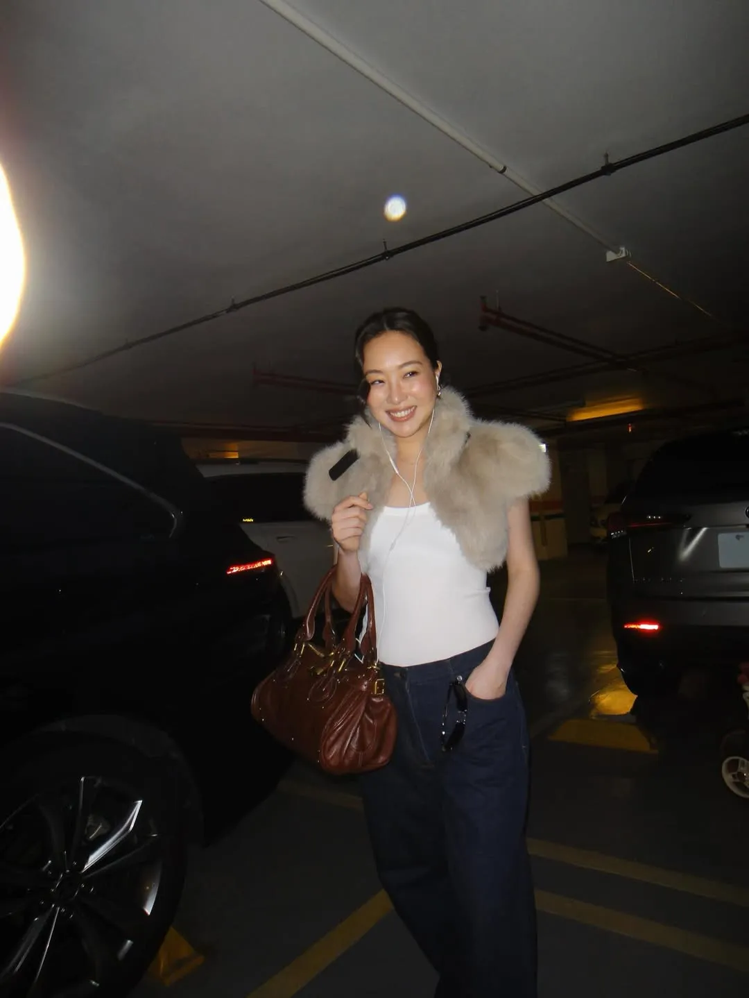 Melinda同样呈现出「刚下车就被狗仔定格」的有趣画面。翻摄Melinda IG