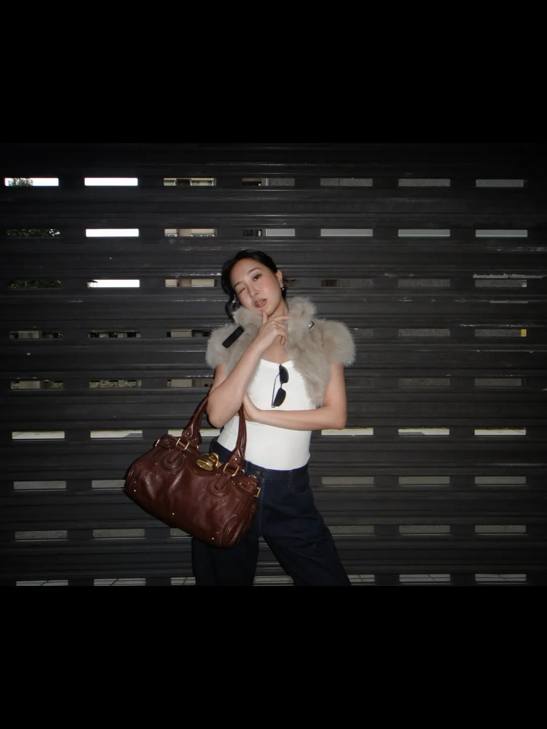 Melinda以短版皮草上衣搭配红棕色锁头包展现个性。翻摄Melinda IG