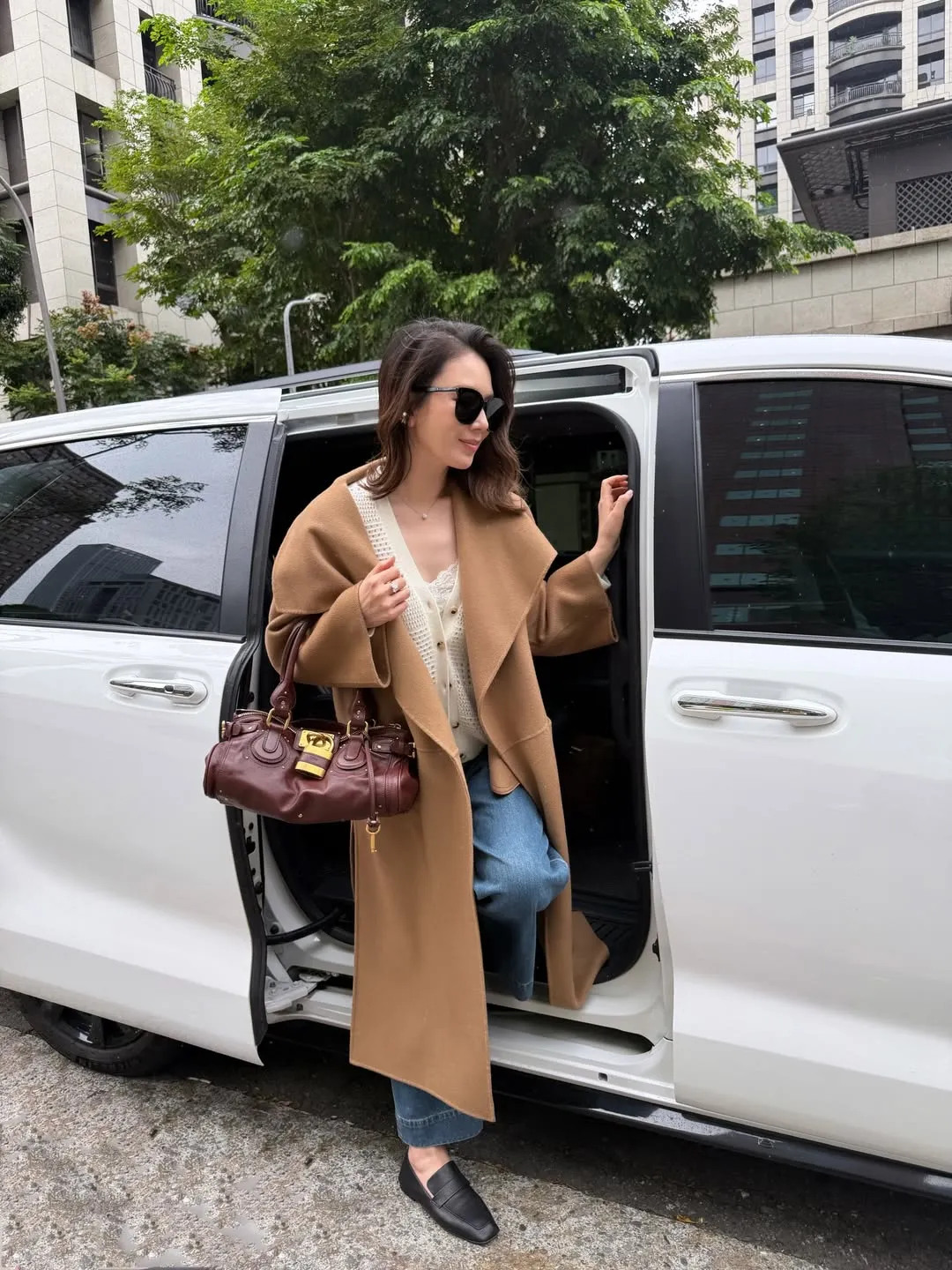 Melody以墨镜配上锁头包增添巨星风貌。翻摄Melody IG