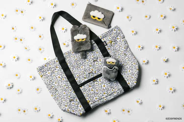 CASETiFY特別推出限量「CASETiFY獨家ZOA絨毛吊飾」，並搶先一週推出「ZOA護照套」、「ZOA收納小包」、及「ZO&FRIENDS 可摺疊旅行袋」等三款精選產品。CASETiFY提供