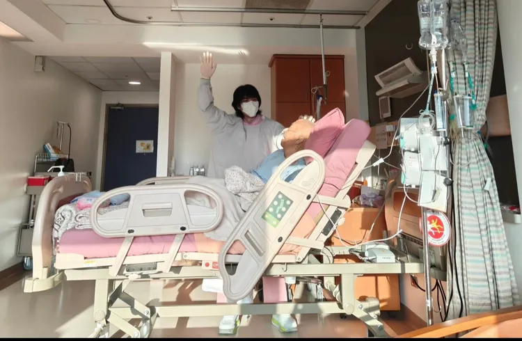 Summer分享
蕭敬騰在岳父住院期間陪伴的照片。翻攝SummerIG