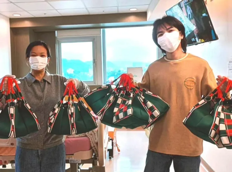 蕭敬騰與老公送禮物給辛苦照顧林爸爸的護理人員們。翻攝SummerIG