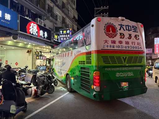 为了买便当！游览车司机忘拉手刹车　车滑冲对向商家撞倒8部机车