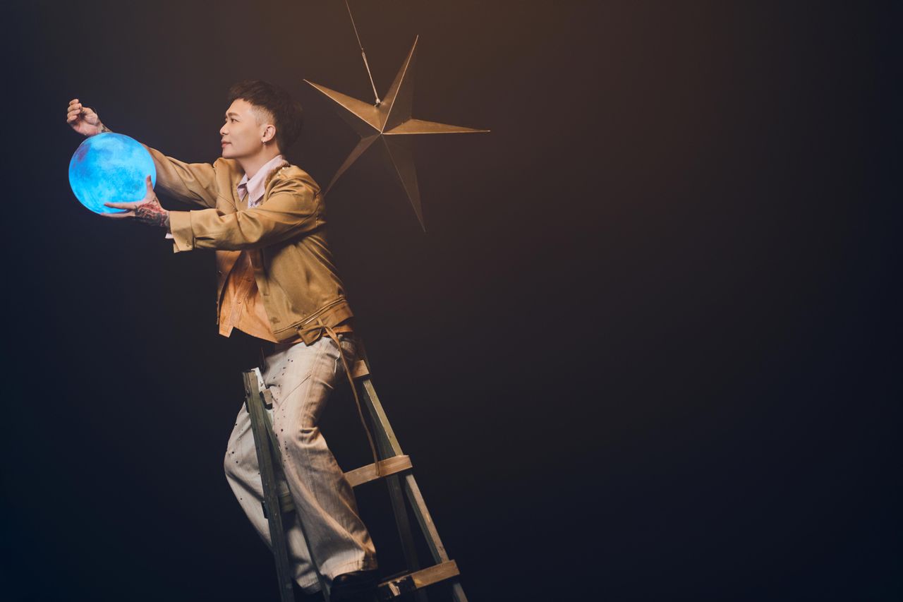 超狂!蕭秉治光今年寫歌超過百首 為耶誕獻禮登高、腳抖裝不了酷