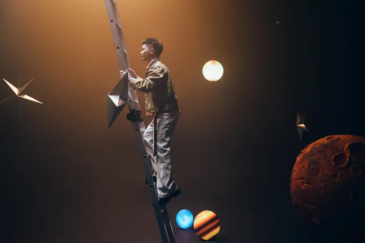 蕭秉治來回爬高梯30次，相當緊張。相信音樂提供